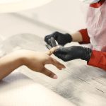 کاشت ناخن حرفه ای: مراحل، ابزار لازم و اشتباهات رایج