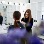 چطور بعد از پایان دوره آرایشگری مشتری جذب کنیم؟ راهکارهای عملی