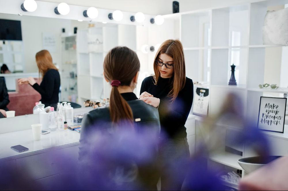 چطور بعد از پایان دوره آرایشگری مشتری جذب کنیم؟