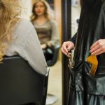 چطور وارد بازار کار آرایشگری شویم؟ مسیر صفر تا درآمد حرفه ای